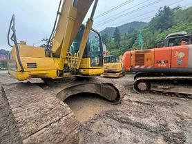 Buy Komatsu PC220-8 Used Excavator / 3 Buy Komatsu PC220-8 Used Excavator / 3