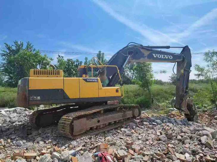 Buy Volvo L250G Used Excavator / 1