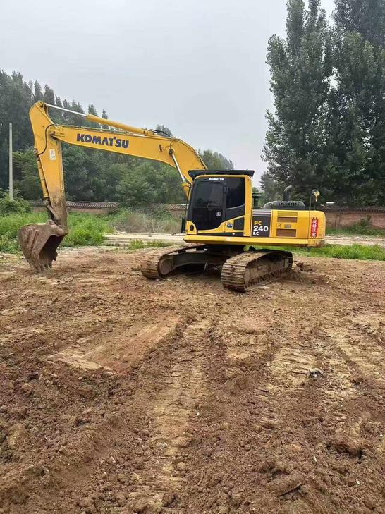 Buy Komatsu PC240-6 Used Excavator / 1