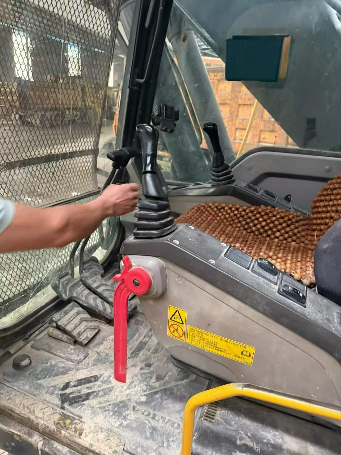 Buy Volvo L250G Used Excavator / 4