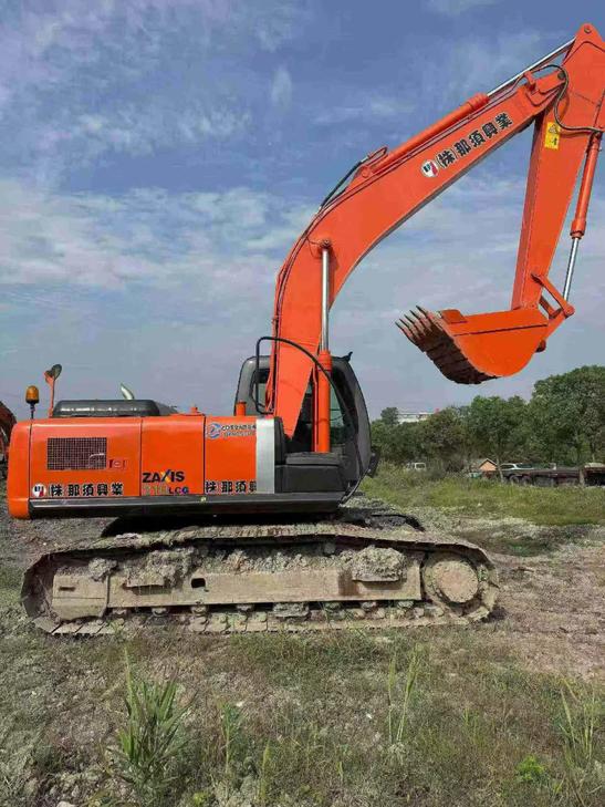 Buy Hitachi ZX210LC-3G Used Excavator / 1