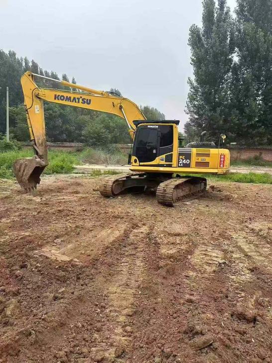 Buy Komatsu PC240-6 Used Excavator / 1