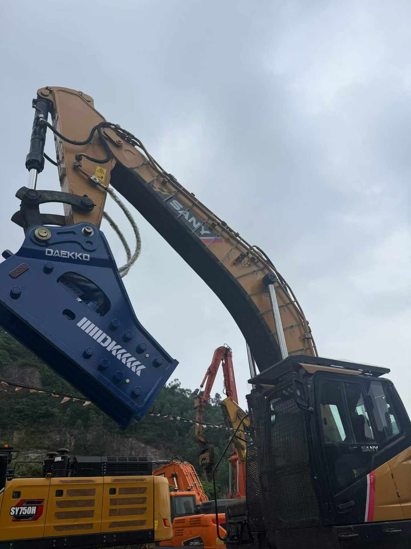 Buy Sany SY650HB Used Excavator / 2