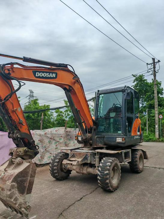Buy Doosan DH60 Used Excavator / 1