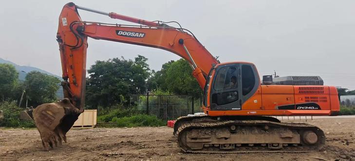 Buy Doosan DX340LC Used Excavator / 1