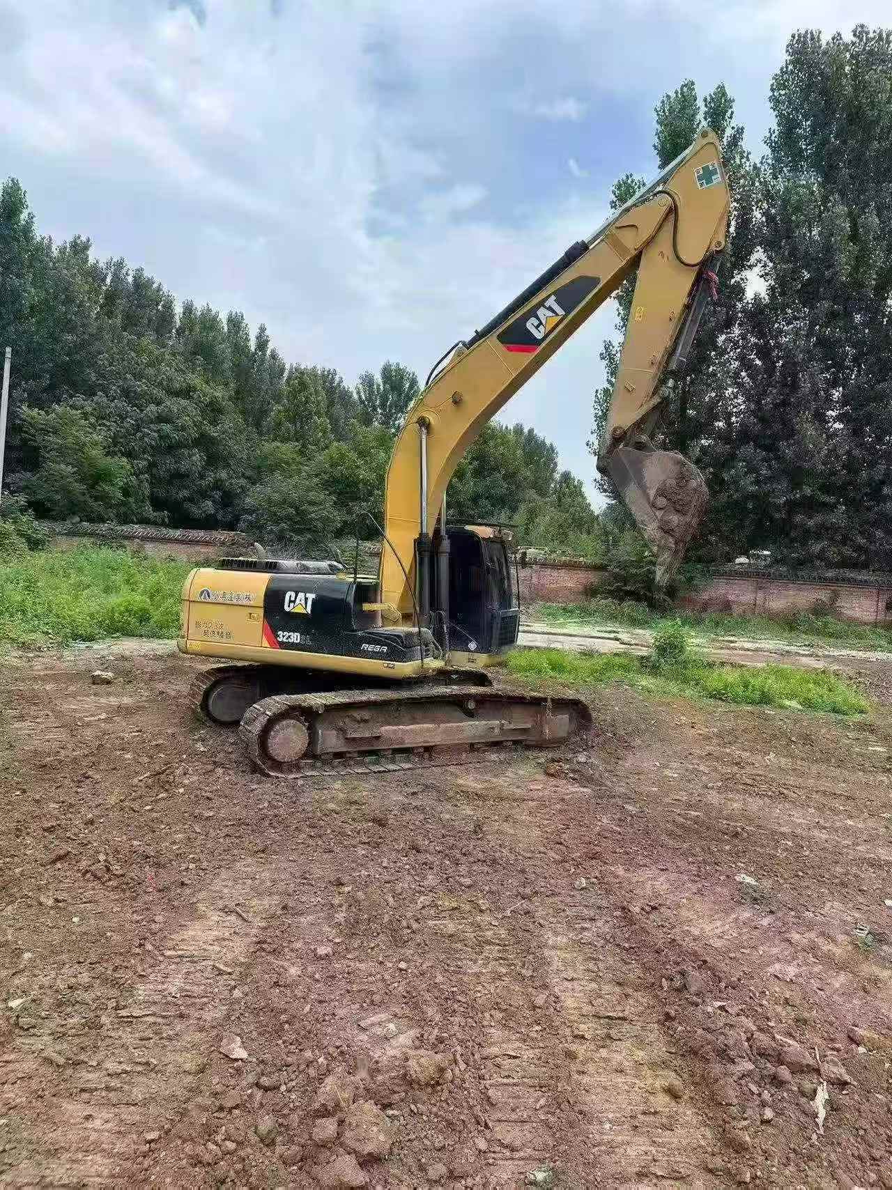 Buy Caterpillar 323D2L Used Excavator / 2