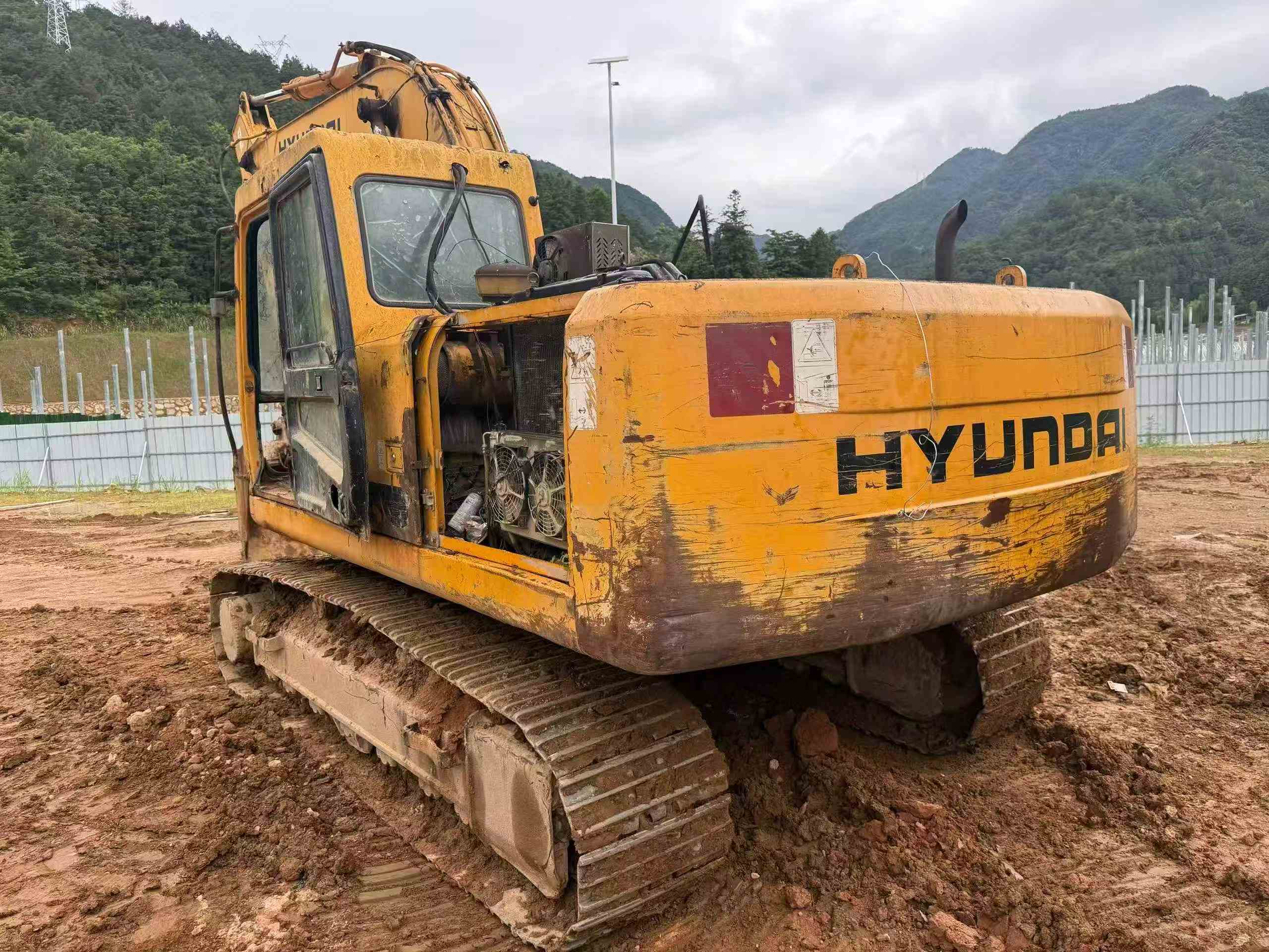 Buy Hyundai R215-7 Used Excavator / 2