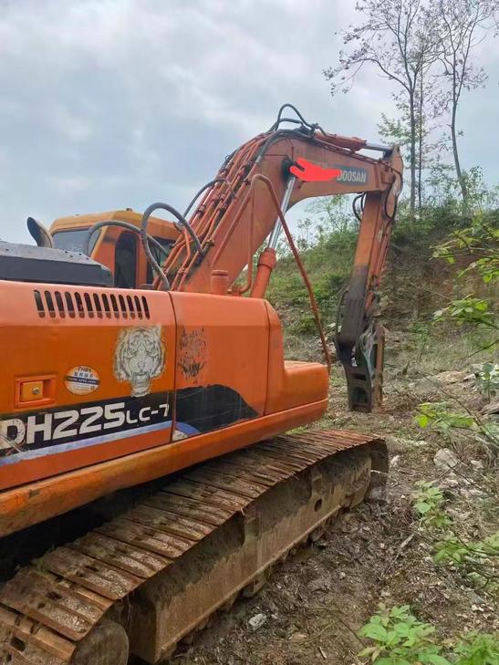 Buy Doosan DH220-7 Used Excavator / 1