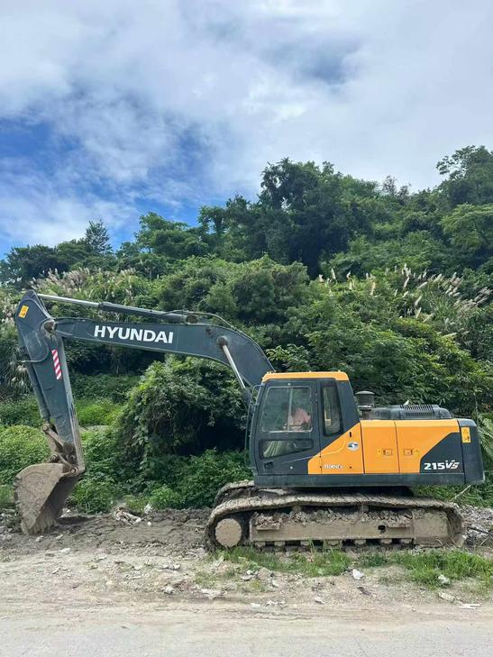 Buy Hyundai R215VS Used Excavator / 1