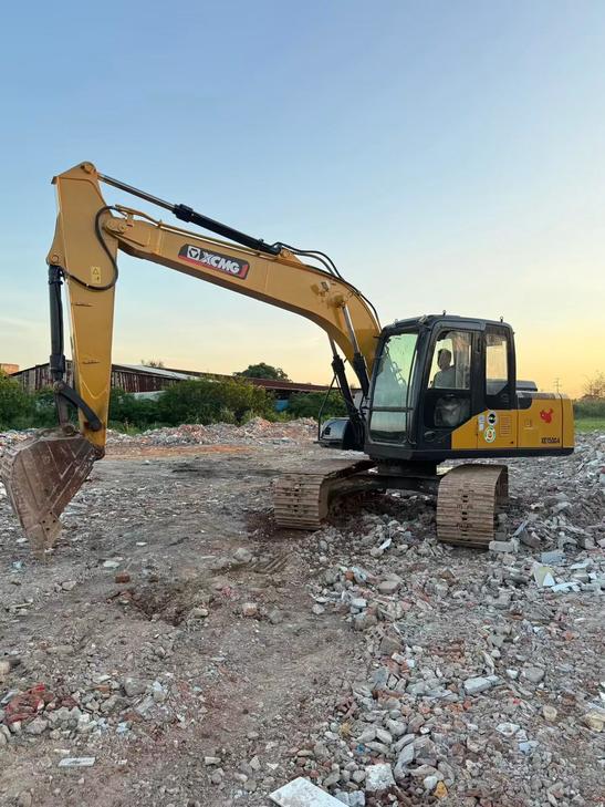 Buy XCMG XE150 Used Excavator / 1