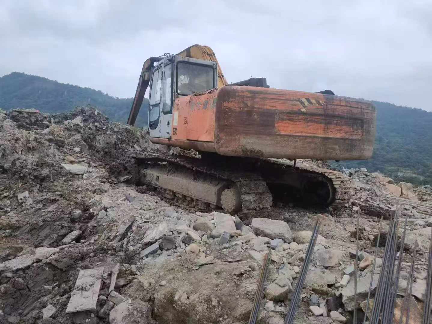 Buy Hitachi EX220-5 Used Excavator / 7