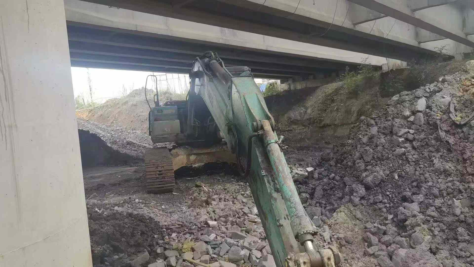 Buy Kobelco SK210 Used Excavator / 3
