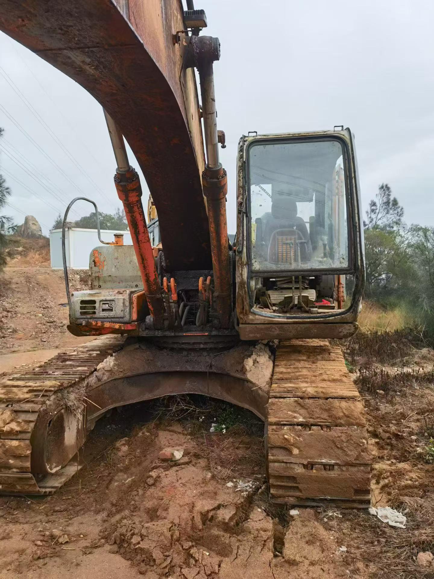 Buy Hitachi EX200-5 Used Excavator / 2