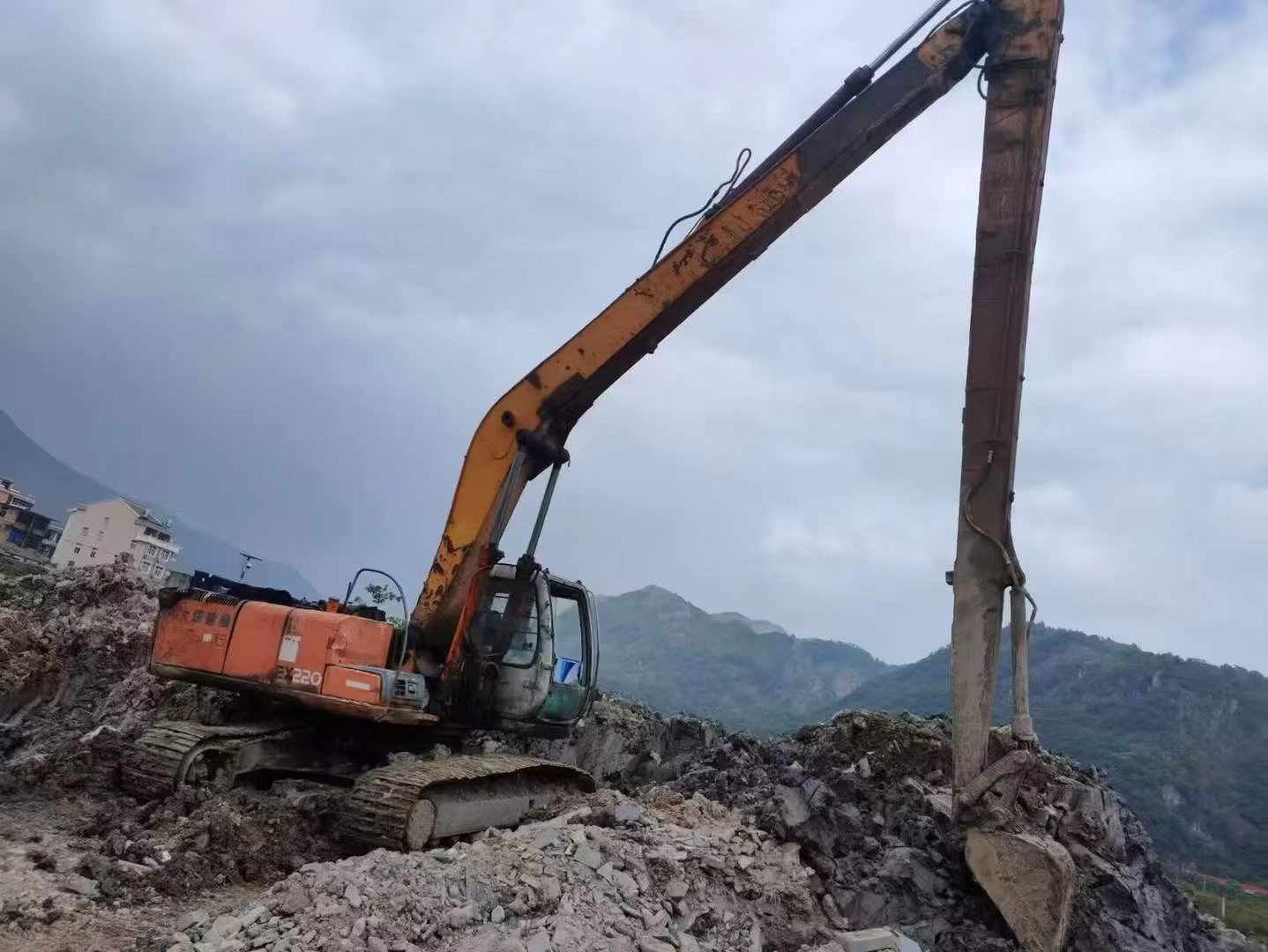 Buy Hitachi EX220-5 Used Excavator / 2