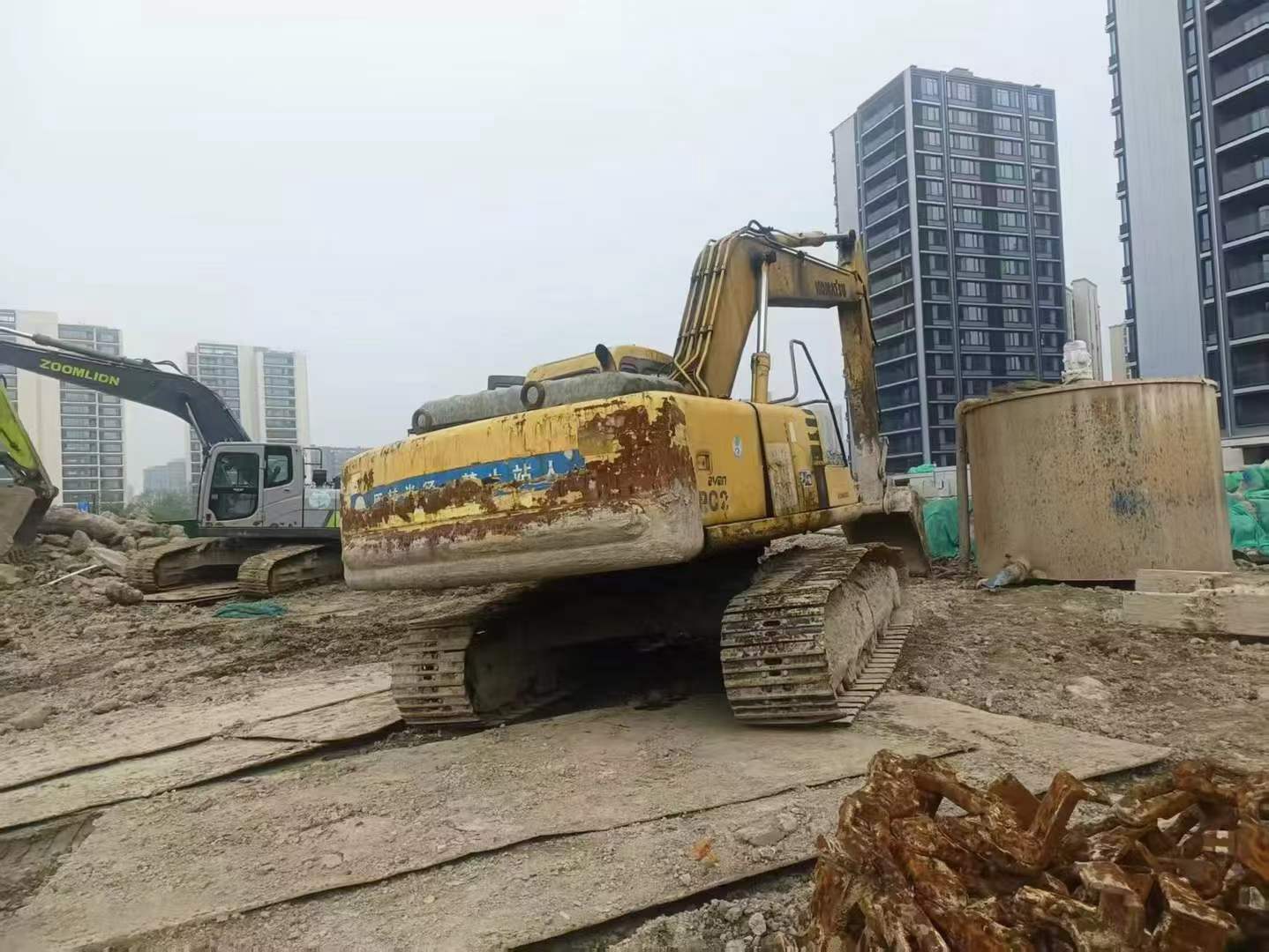 Buy Komatsu PC220-6 Used Excavator / 2