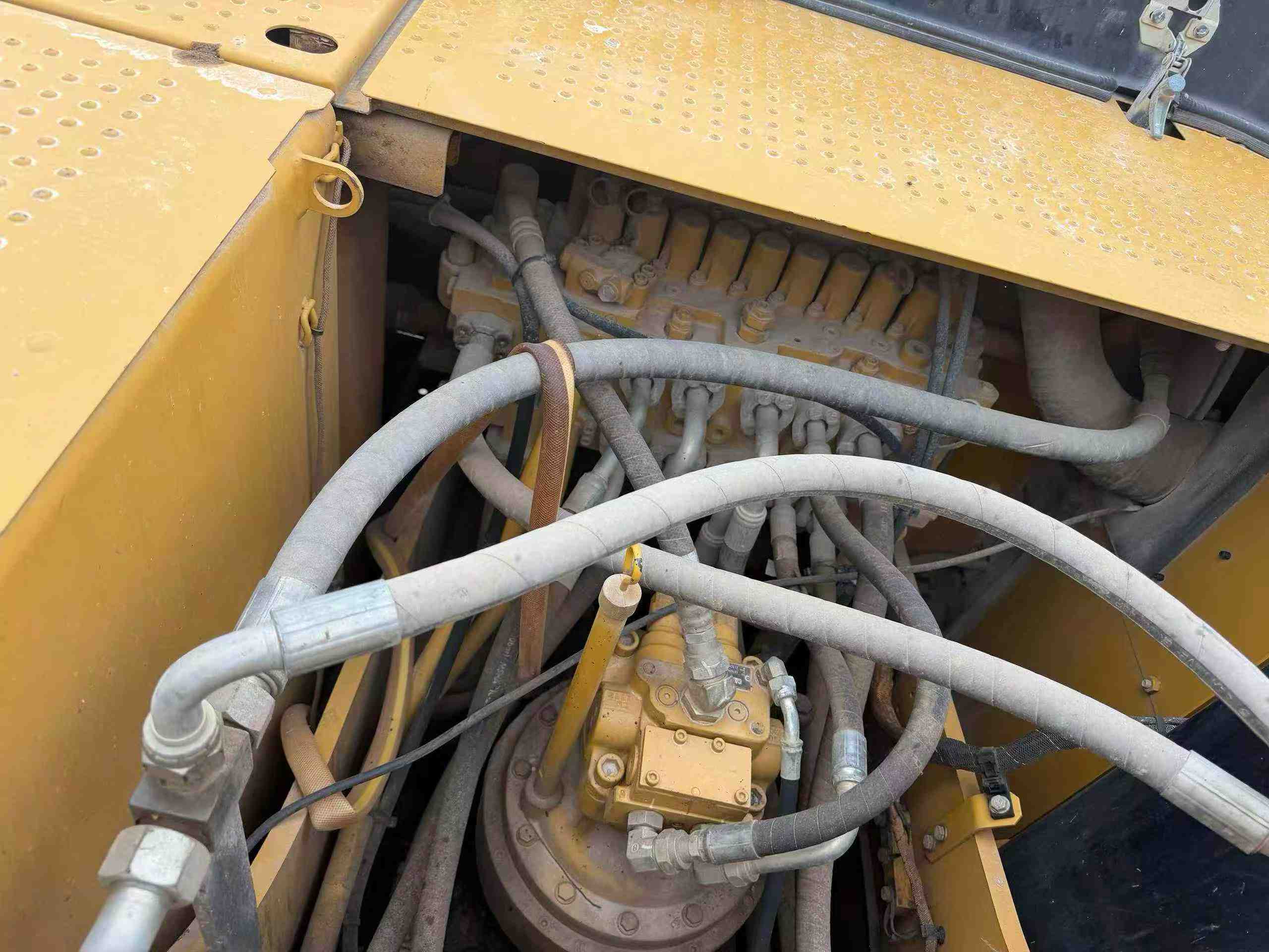 Buy Caterpillar 323 Used Excavator / 2