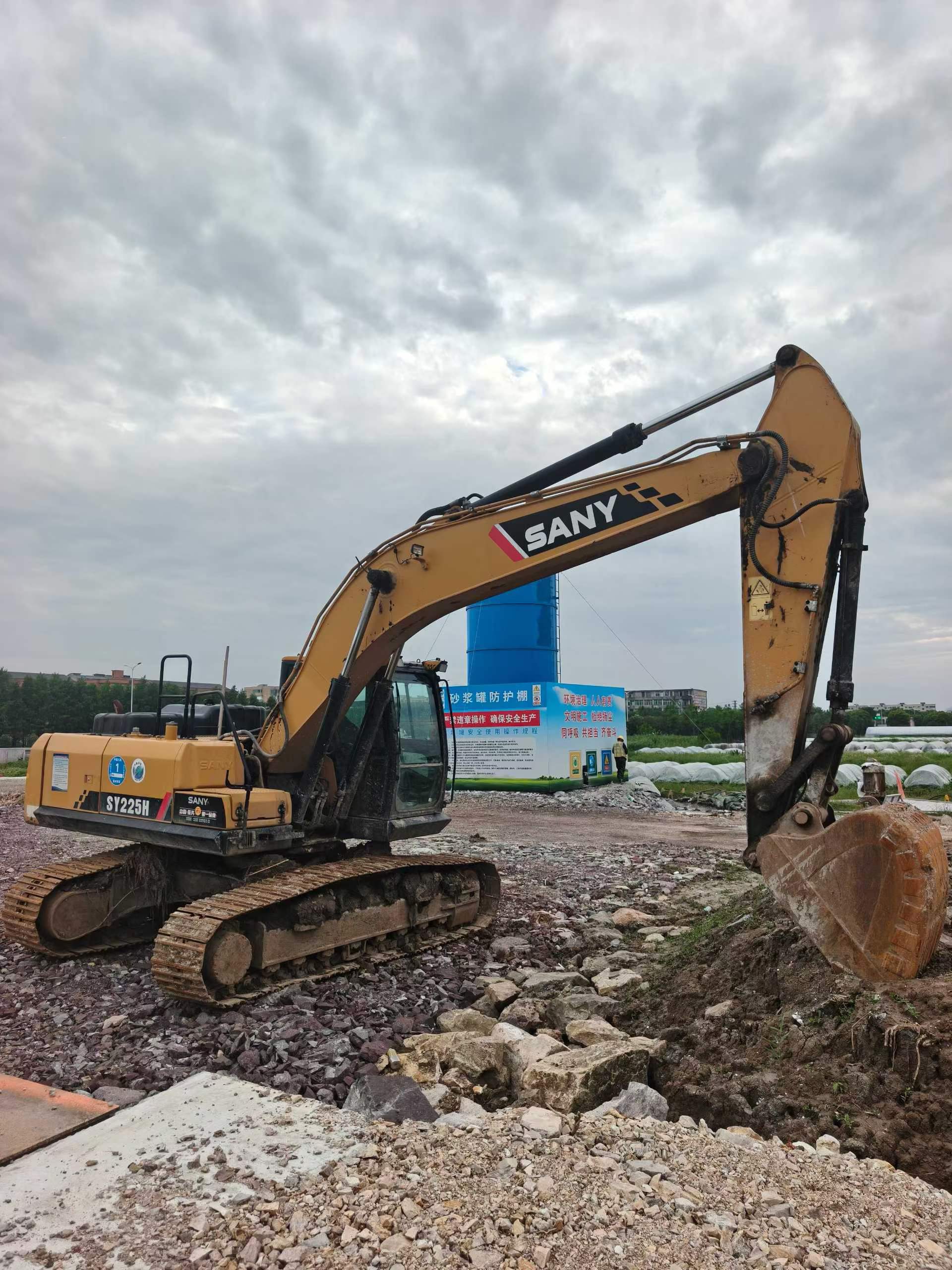 Buy Sany SY225C Used Excavator / 2