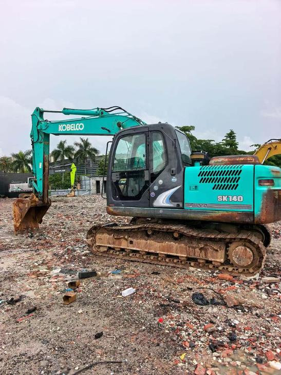 Buy Kobelco SK140 Used Excavator / 1