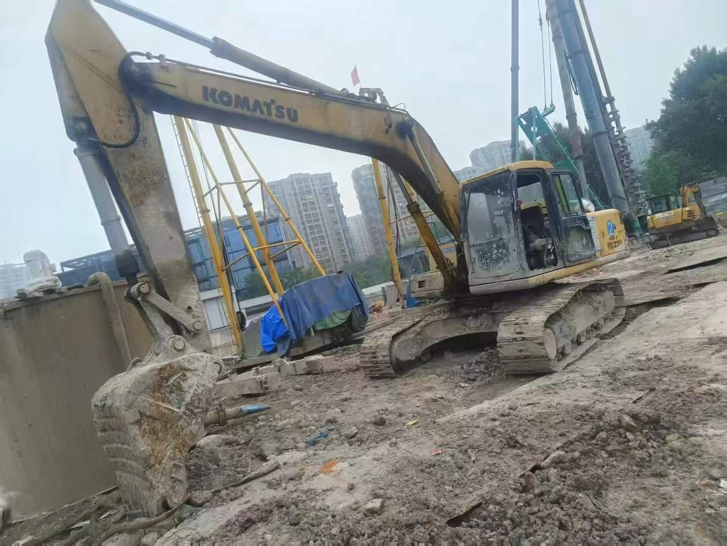 Buy Komatsu PC220-6 Used Excavator / 9