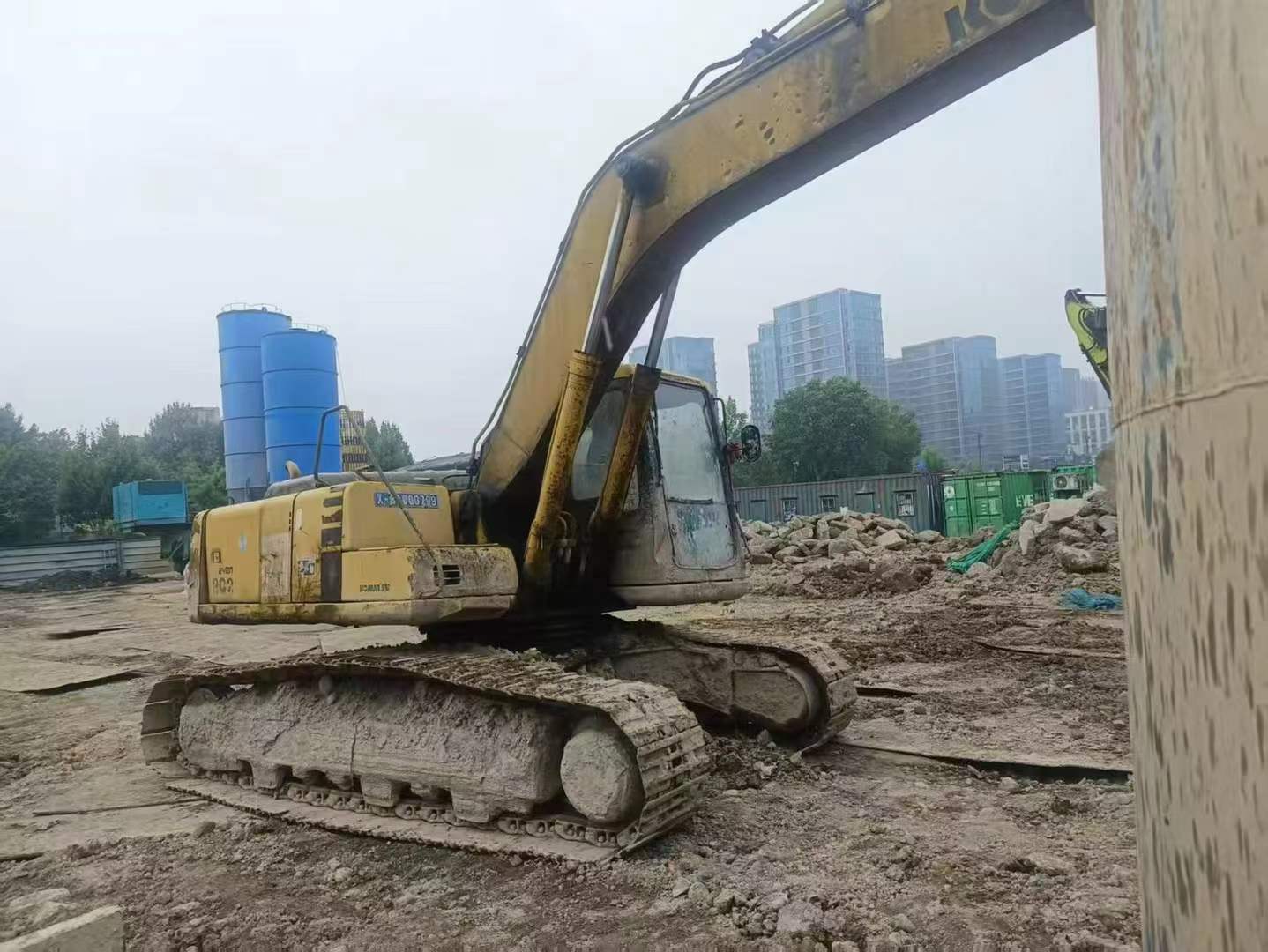 Buy Komatsu PC220-6 Used Excavator / 3