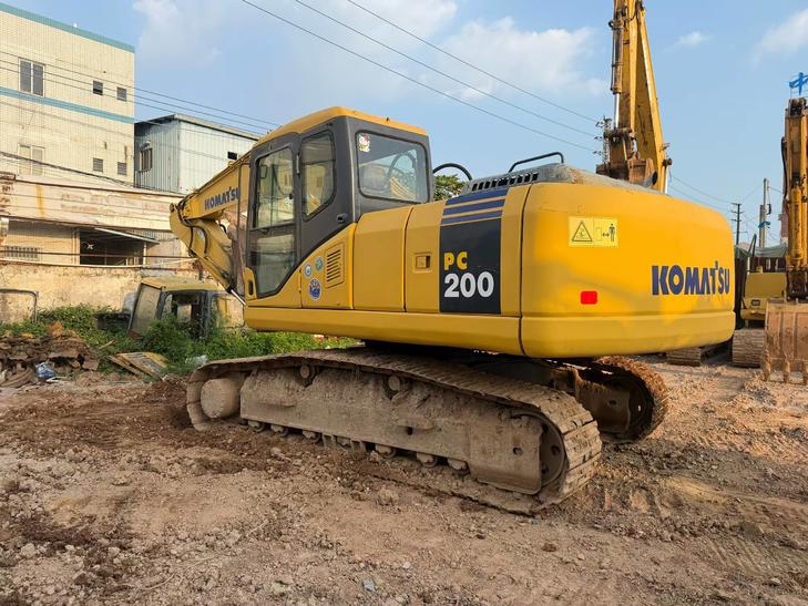 Buy Komatsu PC200-7 Used Excavator / 1