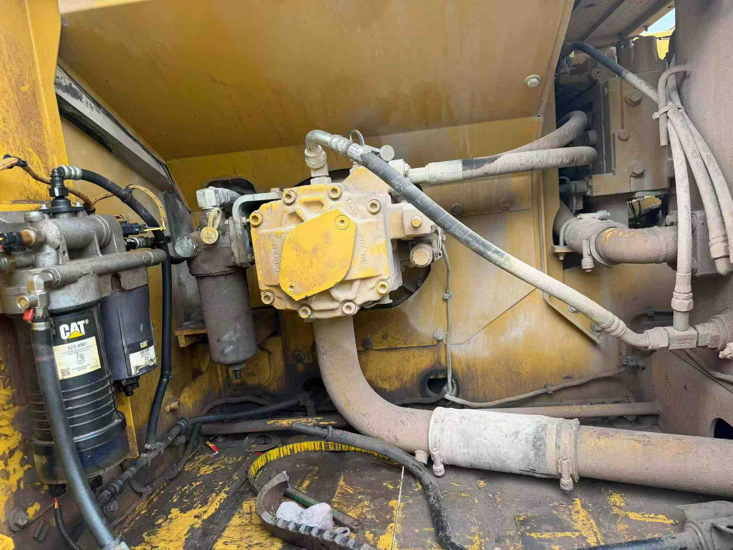 Buy Caterpillar 323 Used Excavator / 4