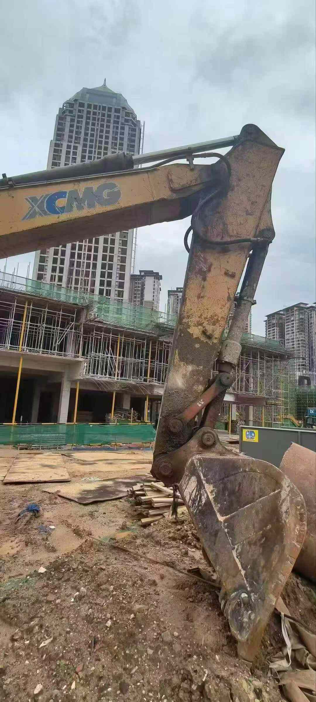 Buy XCMG XE135B Used Excavator / 4