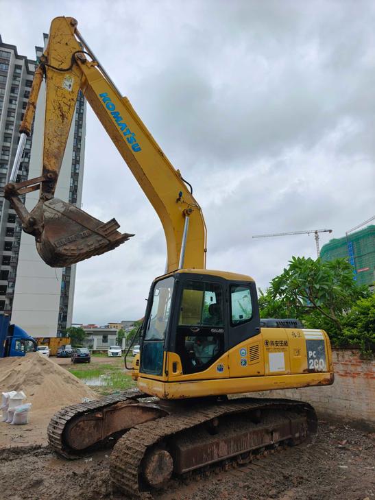Buy Komatsu PC200-7 Used Excavator / 1