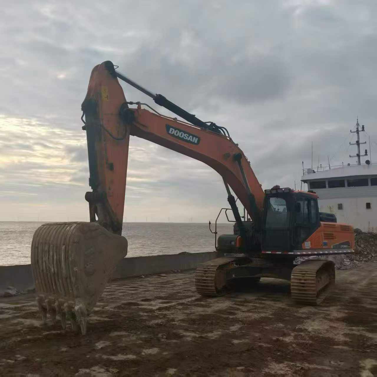 Buy Doosan DH360-V Used Excavator / 2