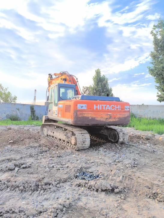 Buy Hitachi EX200 Used Excavator / 1