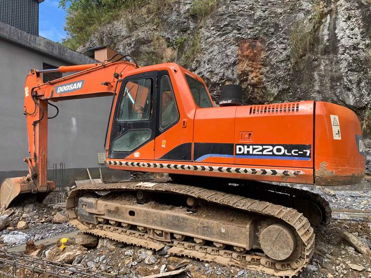 Buy Doosan DH220-7 Used Excavator / 1
