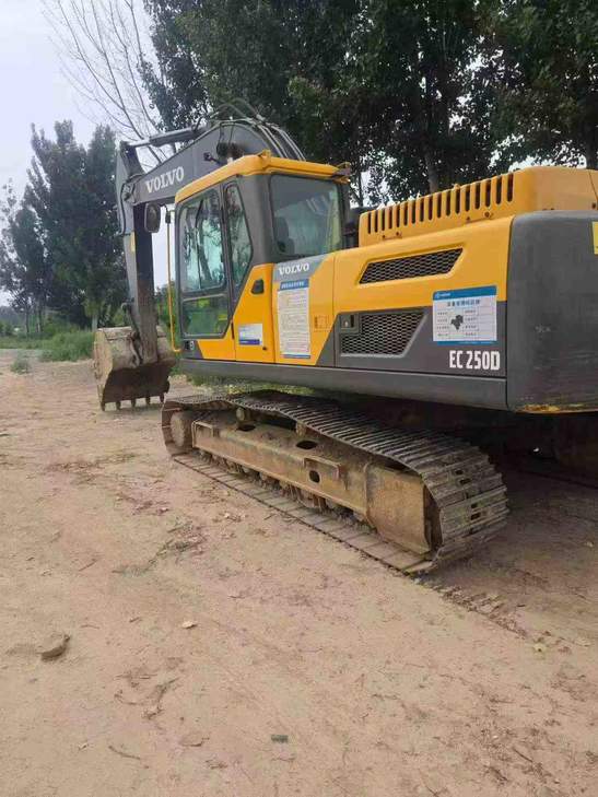 Buy Volvo L250G Used Excavator / 1