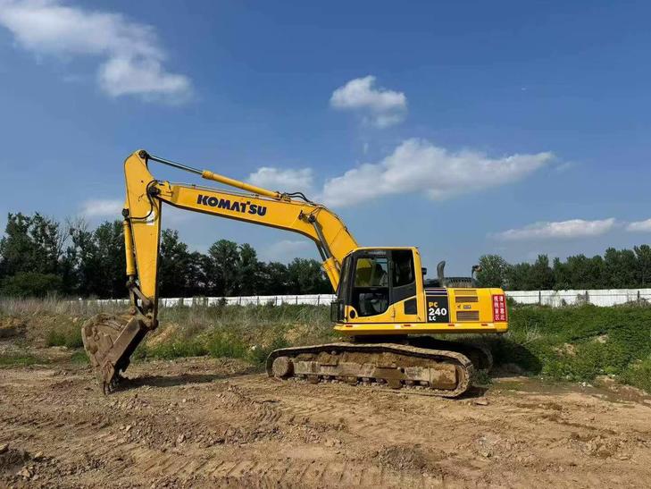 Buy Komatsu PC240-6 Used Excavator / 1