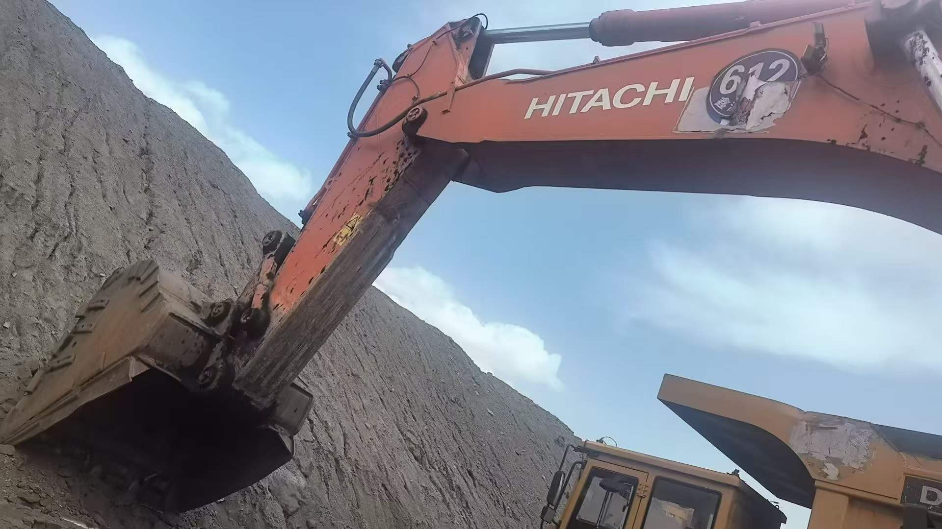 Buy Hitachi ZX690LCH-5A Used Excavator / 6