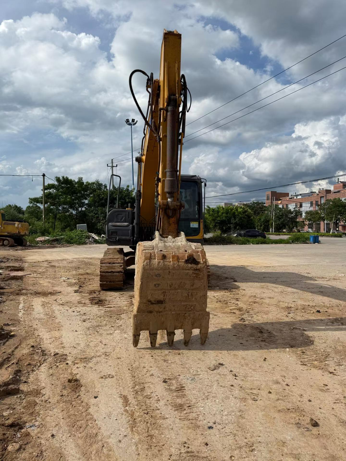 Buy XCMG XE135B Used Excavator / 2