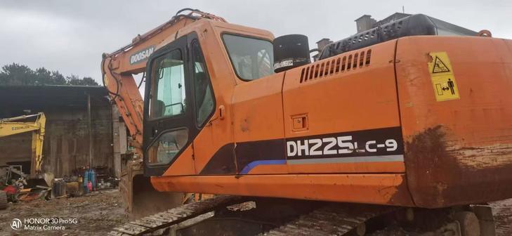 Buy Doosan DH220-7 Used Excavator / 1