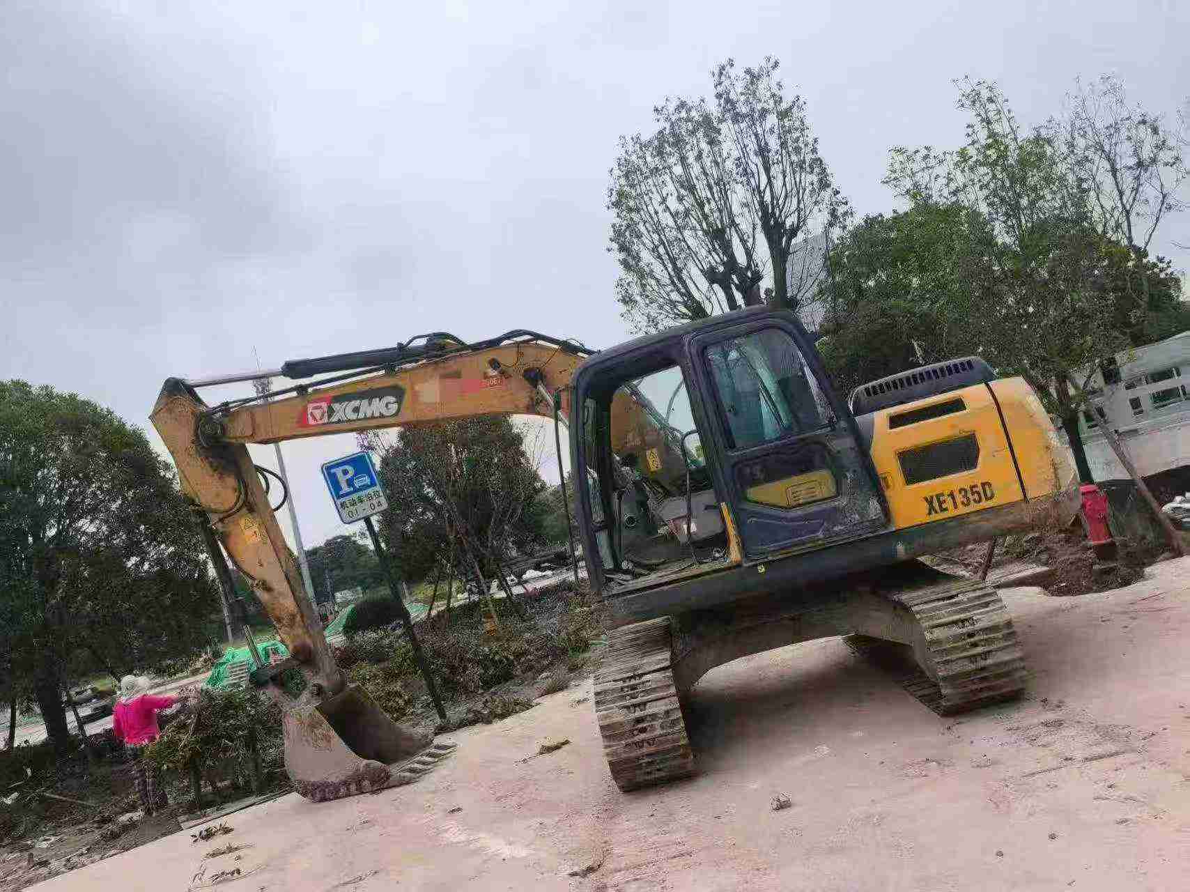 Buy XCMG XE135B Used Excavator / 2