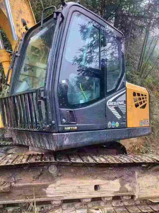 Buy Kato HD512-6 Used Excavator / 1