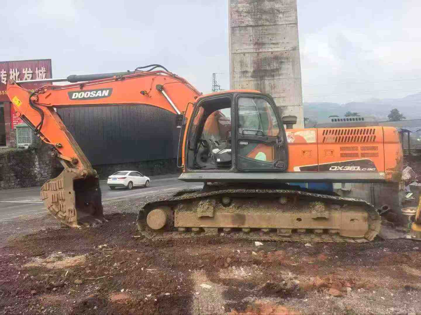 Buy Doosan DX260LC-9C Used Excavator / 3