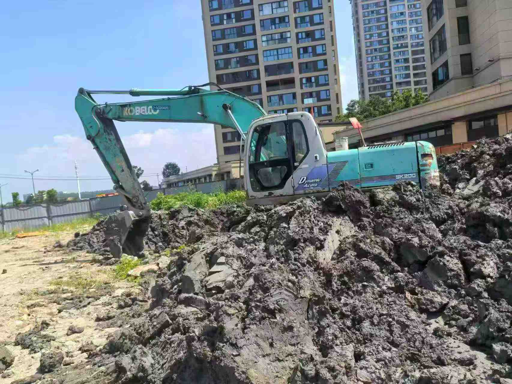 Buy Kobelco SK200-6E Used Excavator