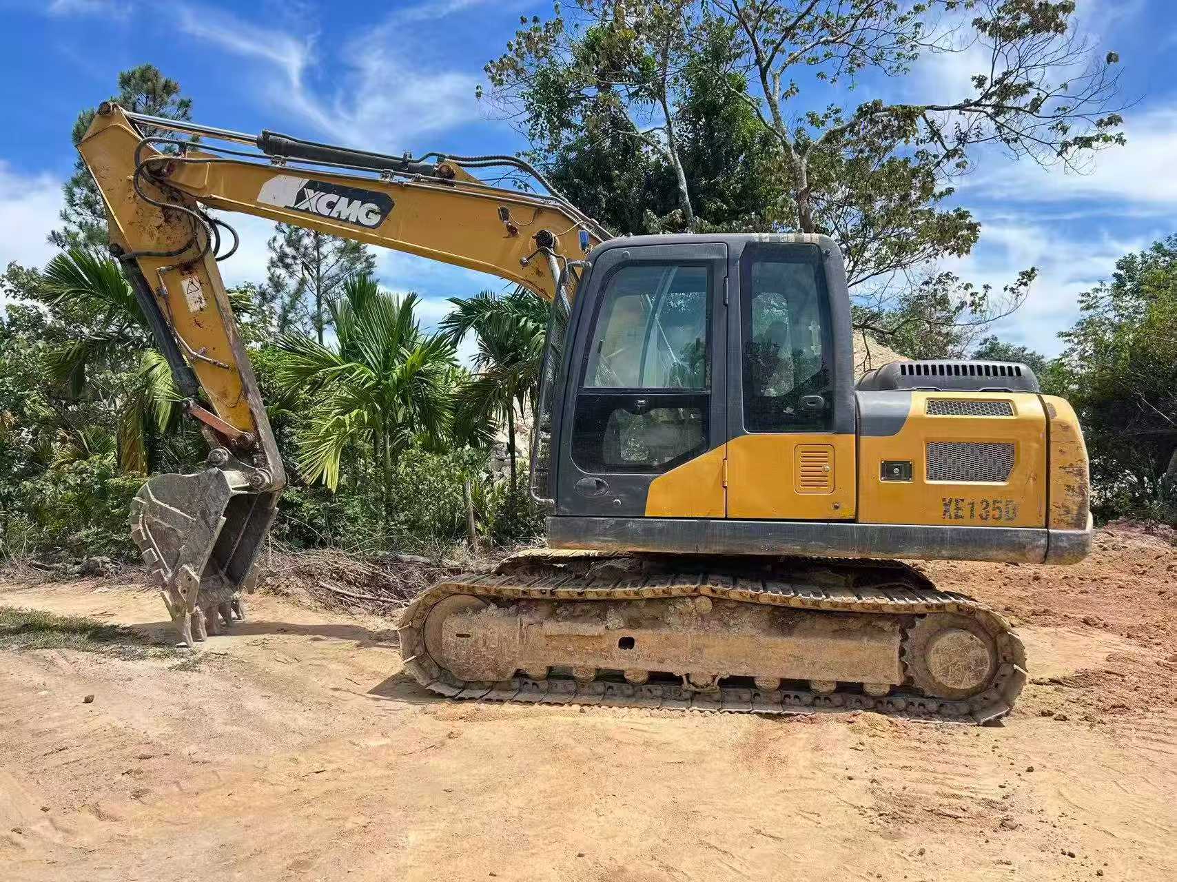 Buy XCMG XE135B Used Excavator / 2