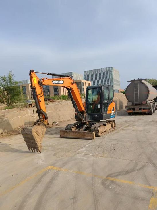 Buy Doosan DH60 Used Excavator / 1