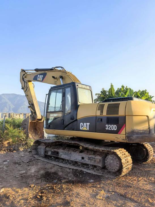 Buy Caterpillar 320D Used Excavator / 1