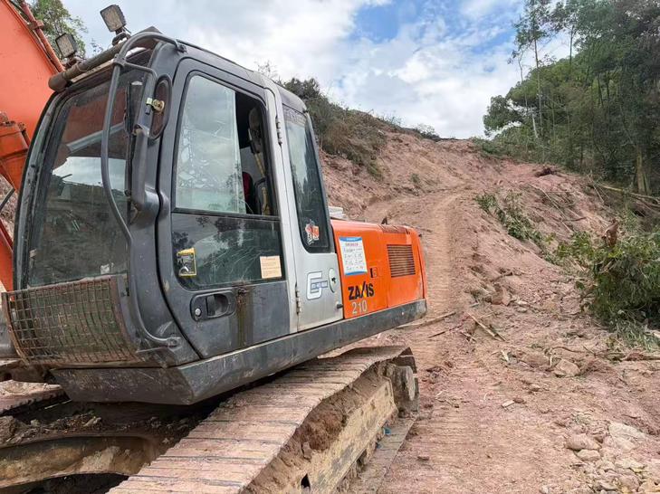 Buy Hitachi ZX210-3G Used Excavator / 1