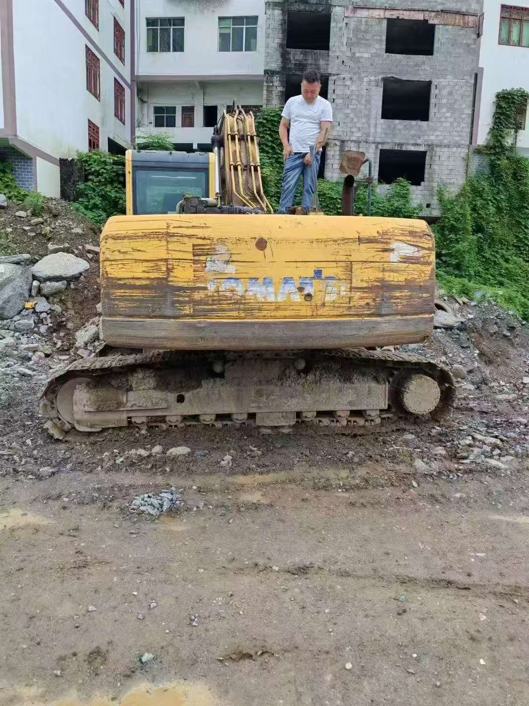 Buy Komatsu PC220-8 Used Excavator / 3