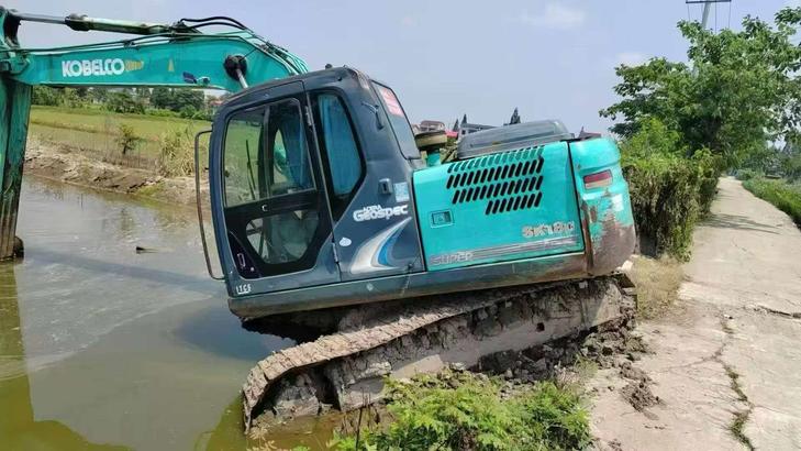 Buy Kobelco SK130 Used Excavator / 1