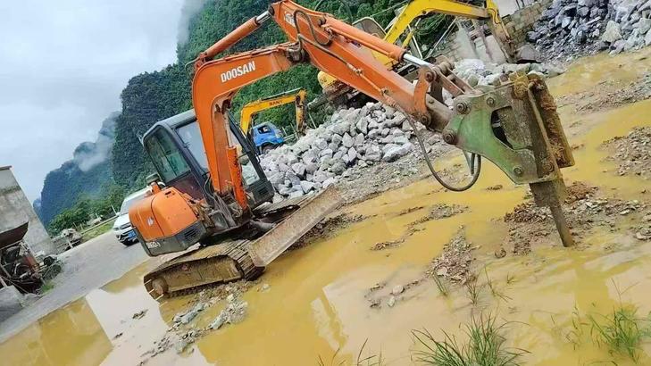 Buy Doosan DH60 Used Excavator / 1