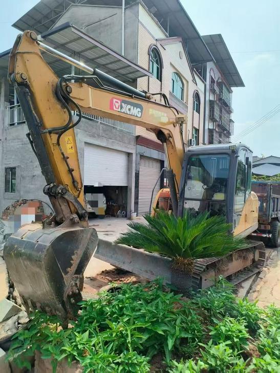 Buy XCMG XE75C Used Excavator / 1