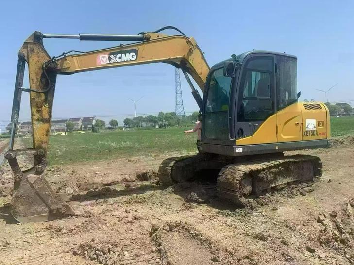 Buy XCMG XE75C Used Excavator / 1