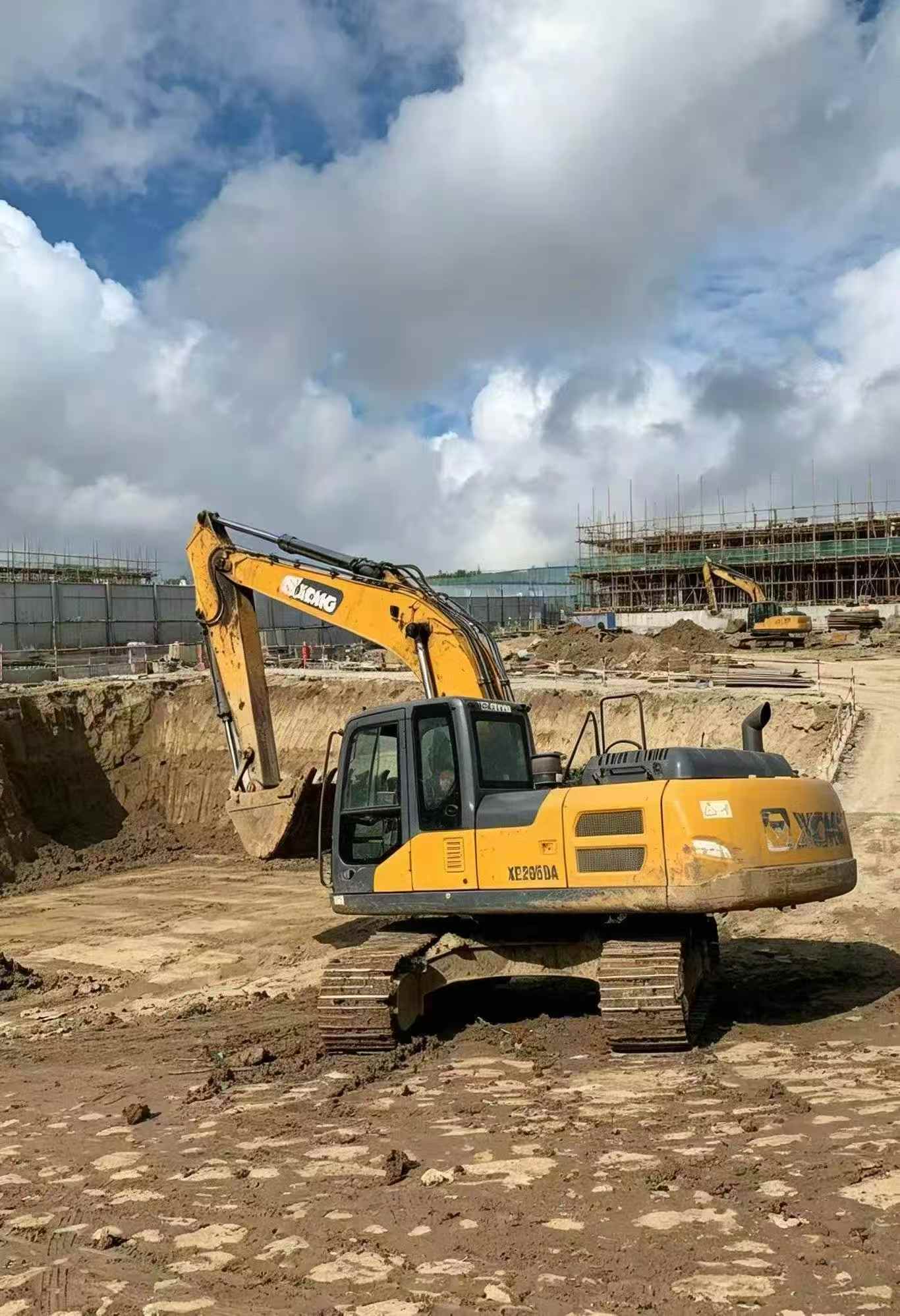 Buy XCMG XE205DA Used Excavator / 2
